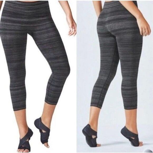 Fabletics Womens Pants Grey S Seamless Capri Leggings 7/8 - Picture 1 of 9
